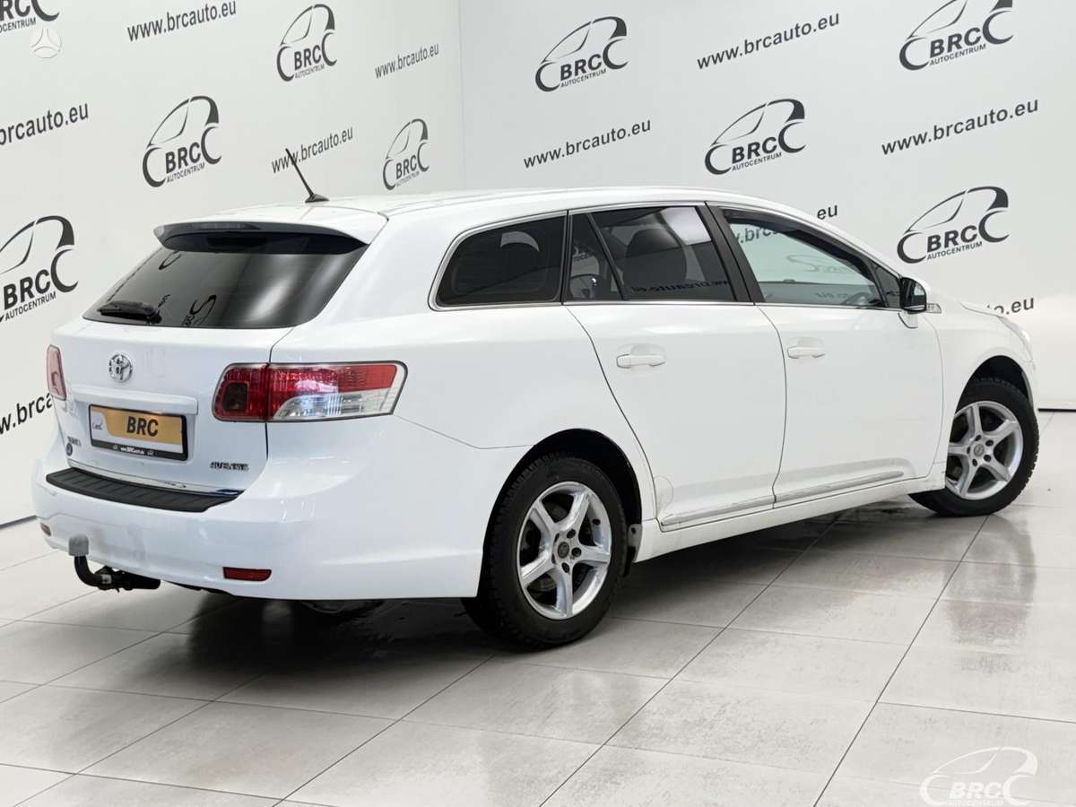 Toyota Avensis 2010 — салон