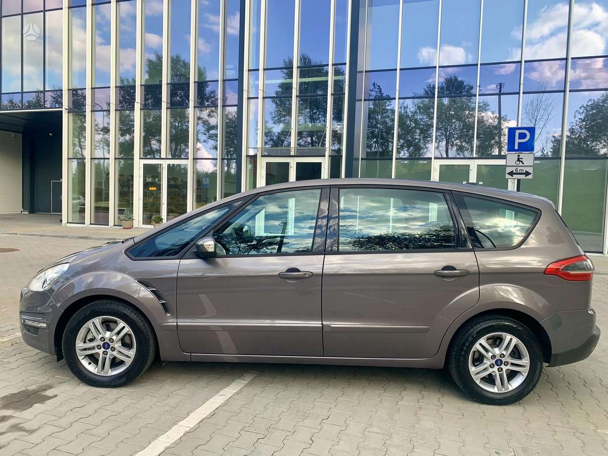 Ford S-MAX 2013 — вигляд ззаду