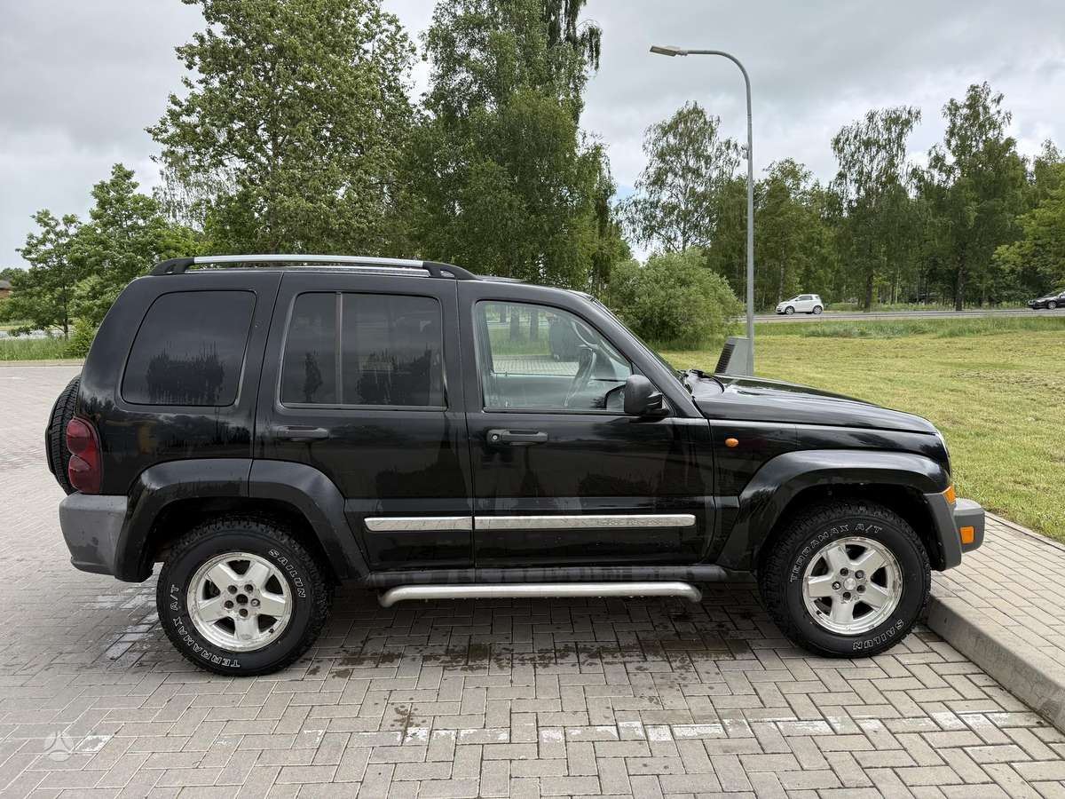 Jeep Cherokee 2005 — вигляд ззаду
