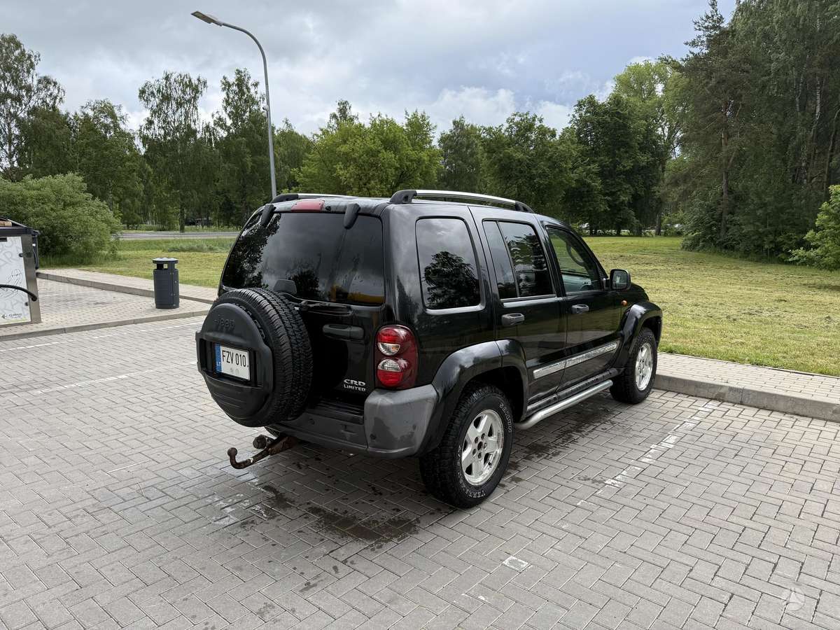 Jeep Cherokee 2005 — салон