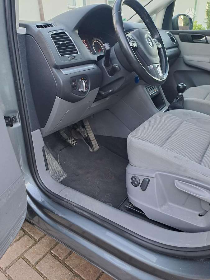 Volkswagen Sharan 2011 — engine 1968 cm³, 140 HP (103kW)