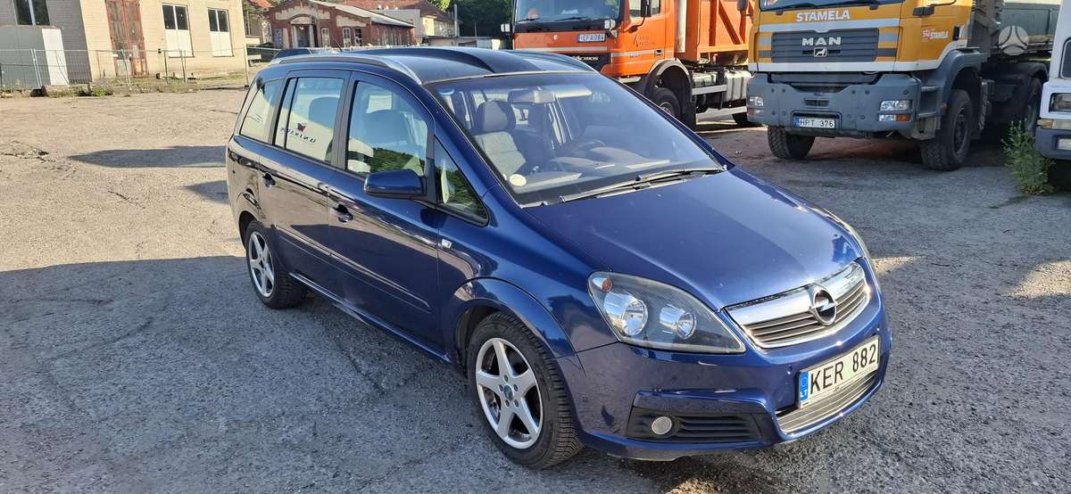Opel Zafira 2005 — rear view