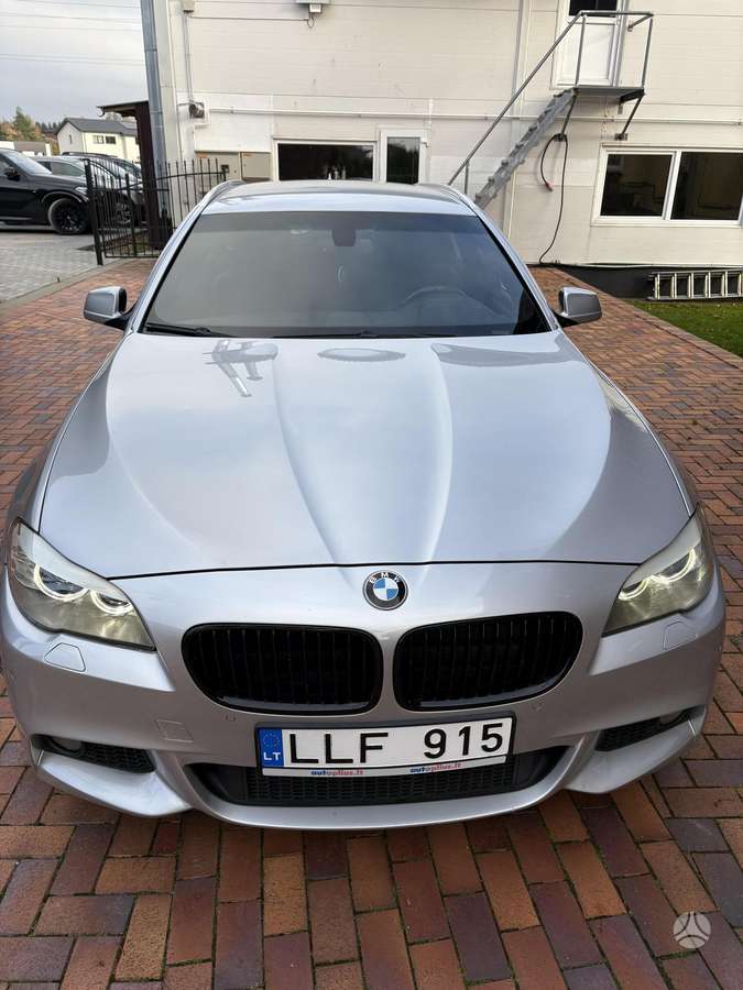 BMW 525 2011 — салон