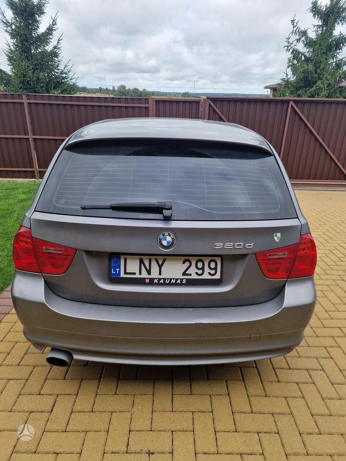 BMW 320 2010 — rear view