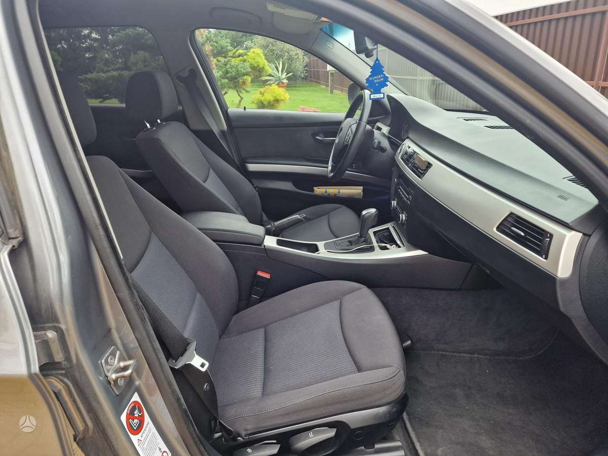 BMW 320 2010 — photo 8