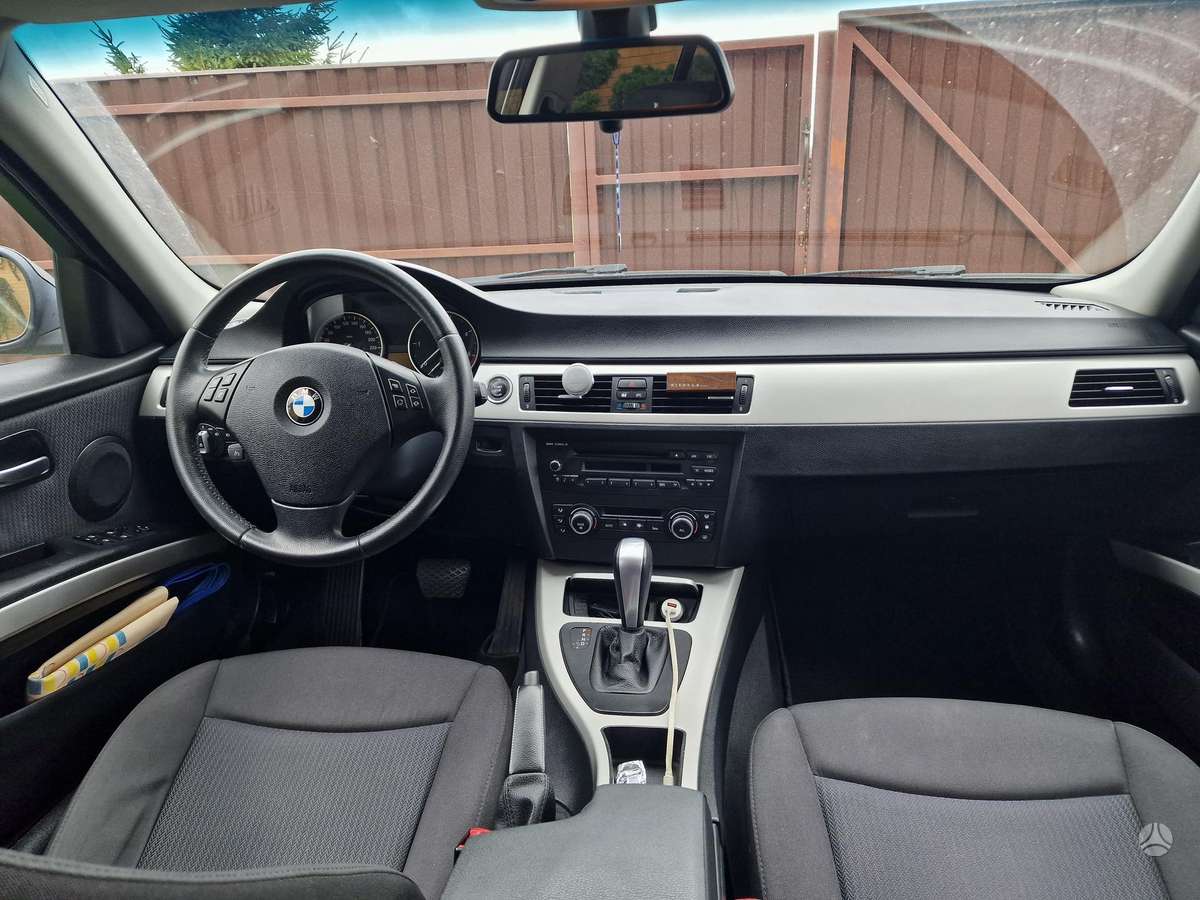 BMW 320 2010 — photo 9