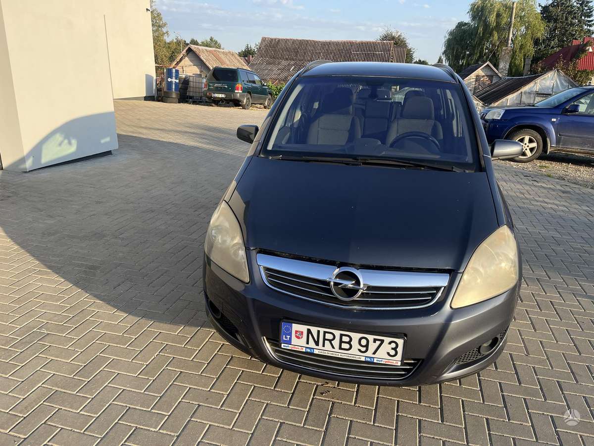 Opel Zafira 2008 — rear view