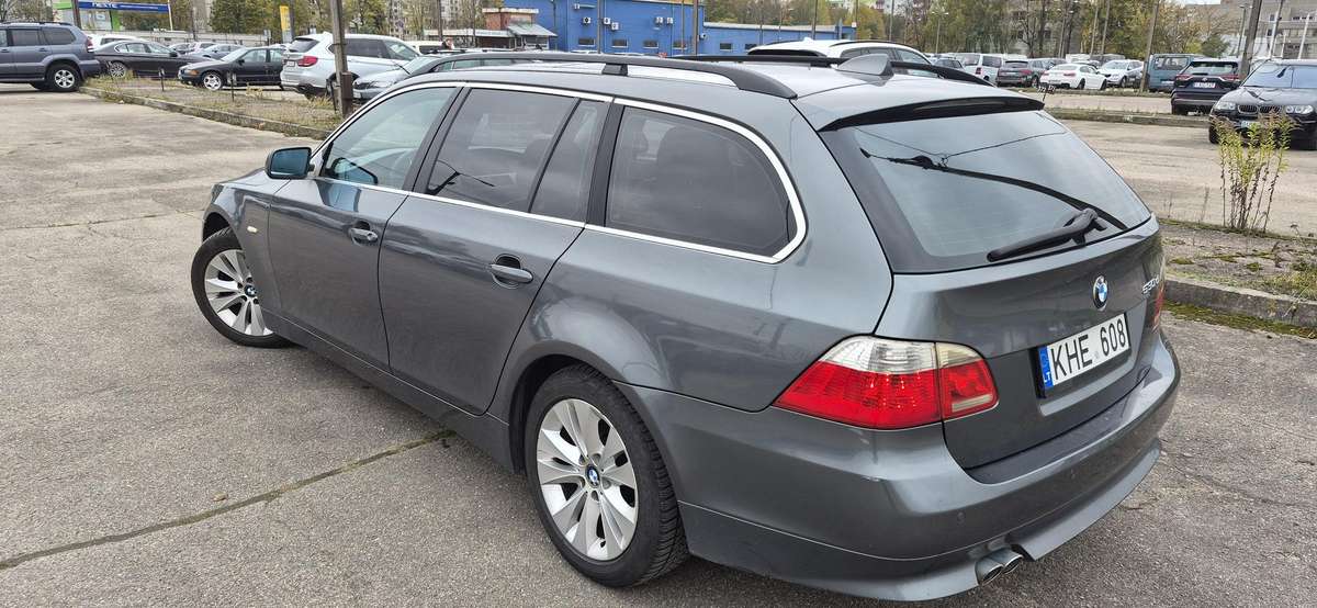 BMW 530 2006 — rear view