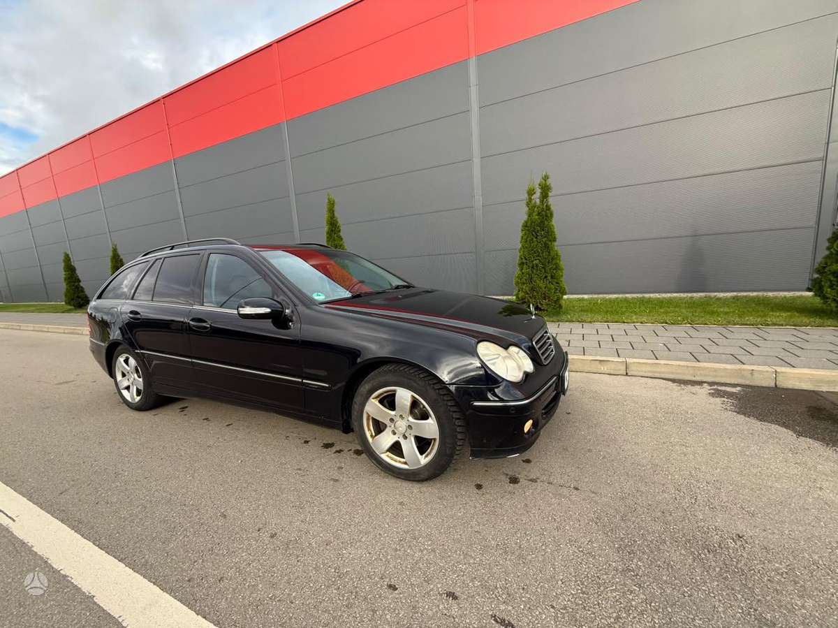 Mercedes-Benz C220 2004 — rear view