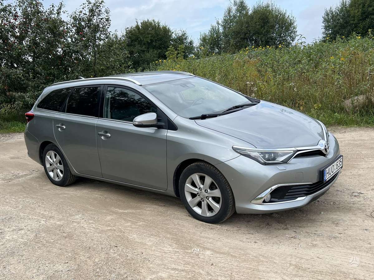 Toyota Auris 2015 — вигляд ззаду