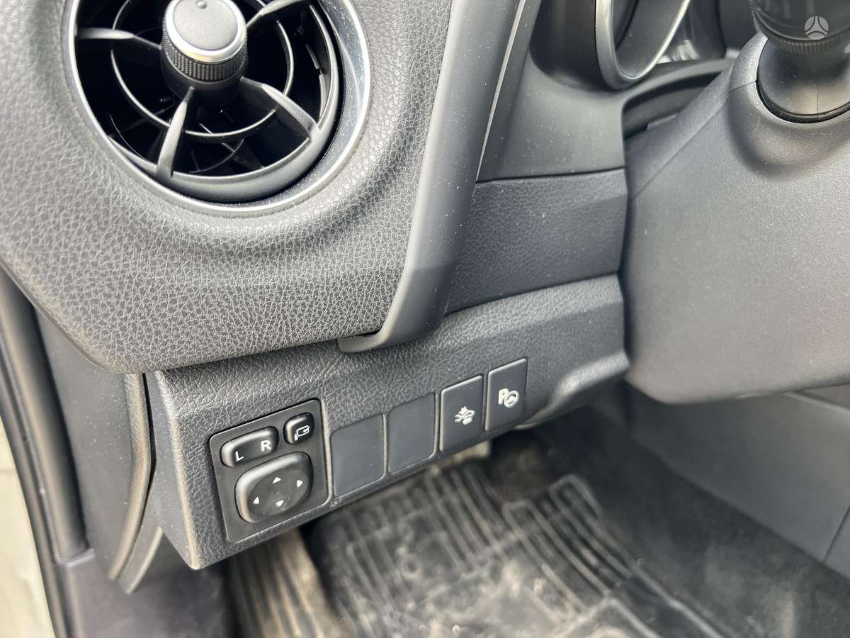 Toyota Auris 2015 — фото 21