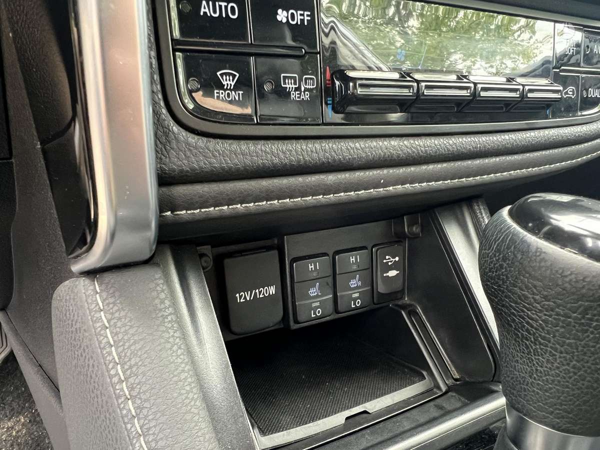 Toyota Auris 2015 — фото 22