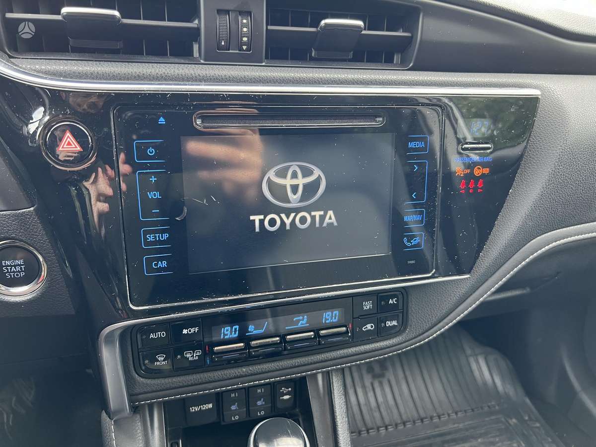 Toyota Auris 2015 — фото 23