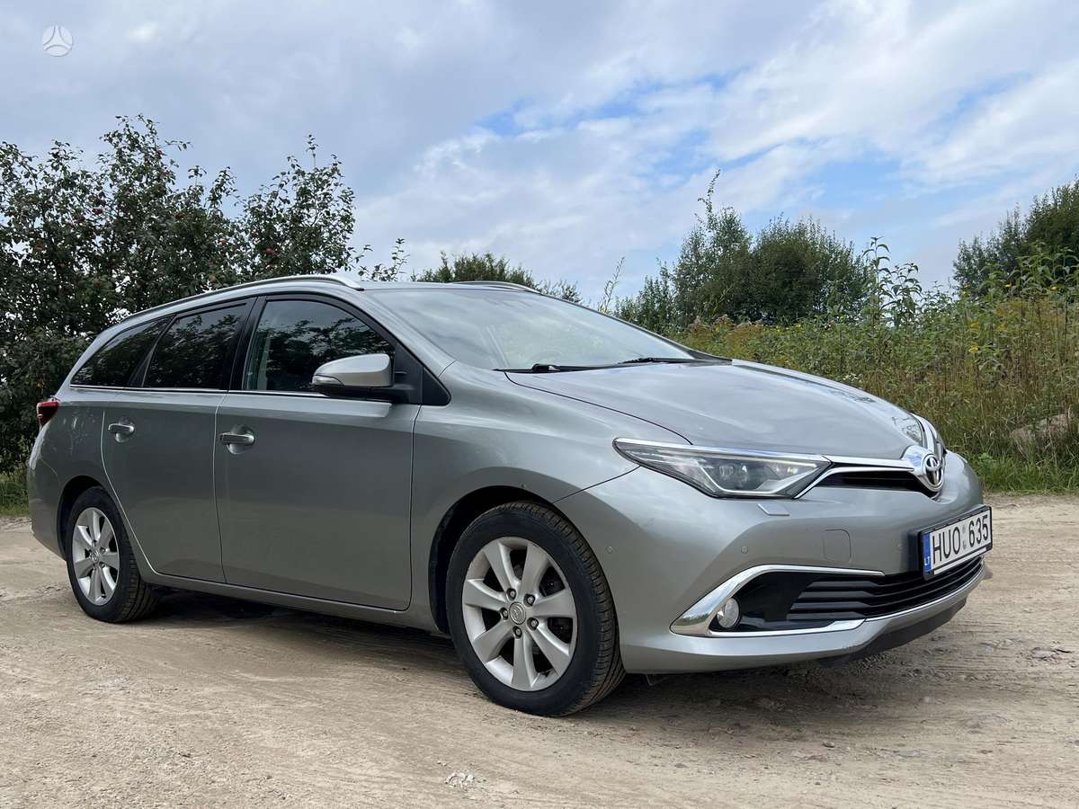 Toyota Auris 2015 — салон