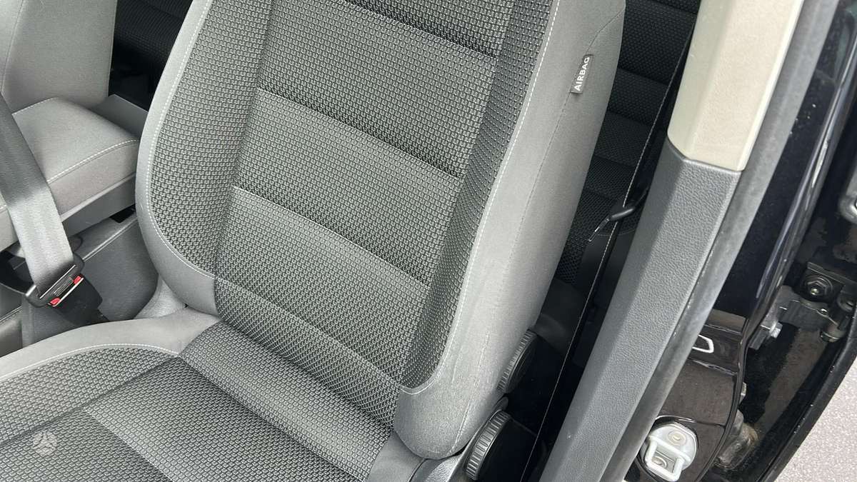Volkswagen Touran 2012 — photo 26