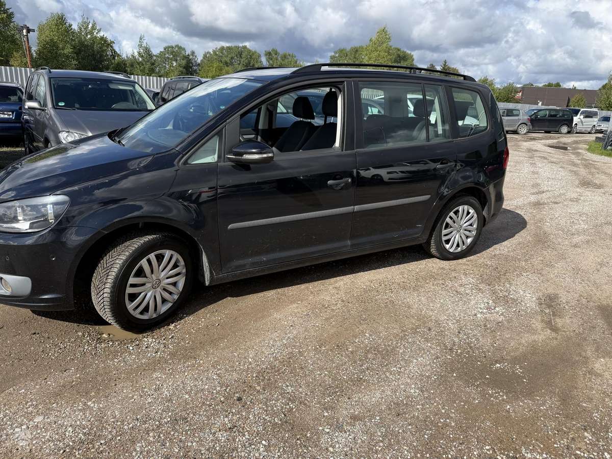 Volkswagen Touran 2012 — interior