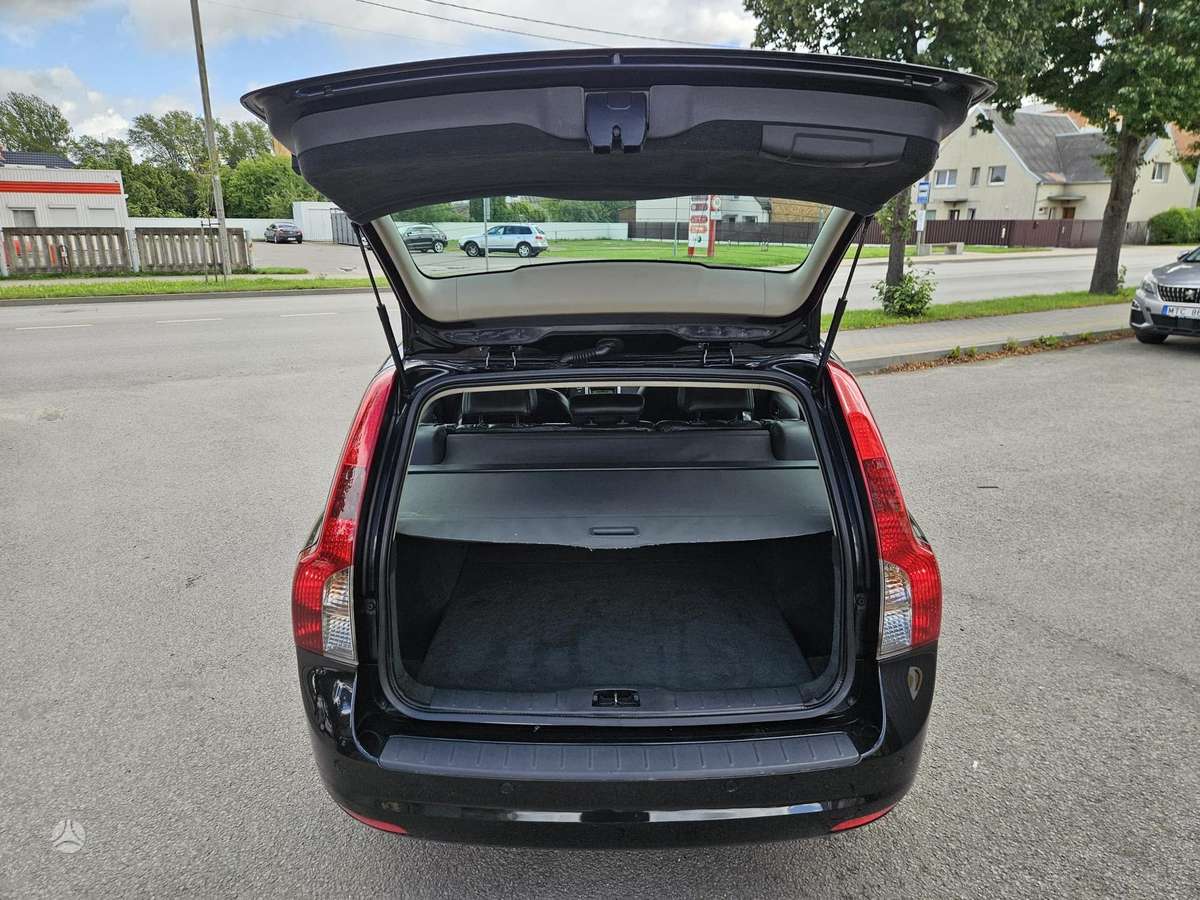 Volvo V50 2010 — photo 11