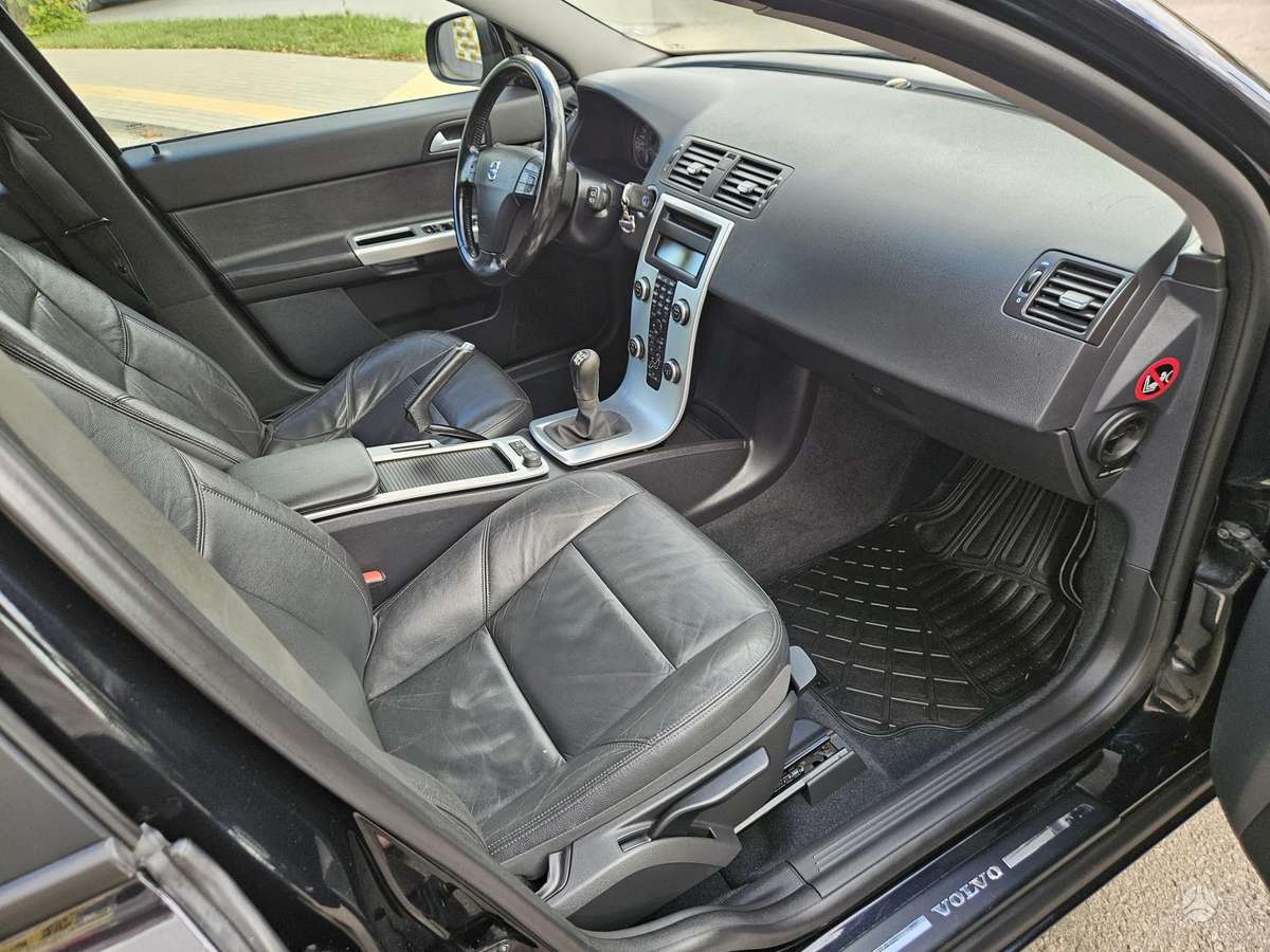 Volvo V50 2010 — photo 13