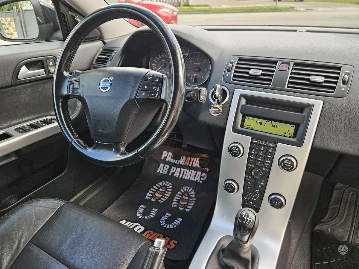 Volvo V50 2010 — photo 18