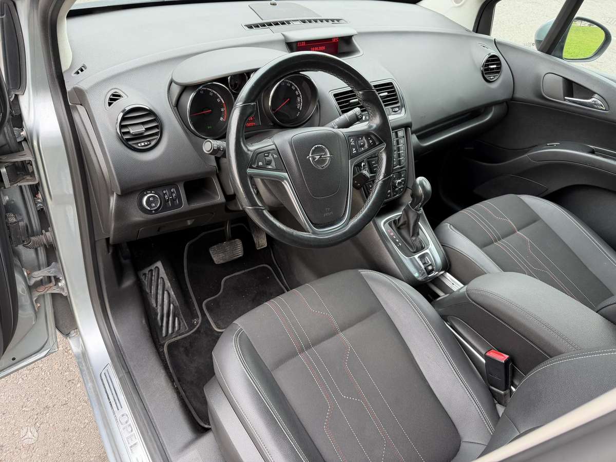 Opel Meriva 2012 — вигляд ззаду