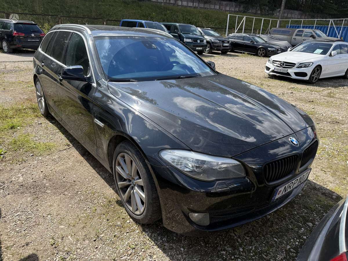 BMW 520 2012 — вигляд ззаду