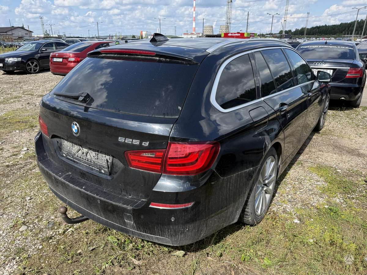 BMW 520 2012 — салон