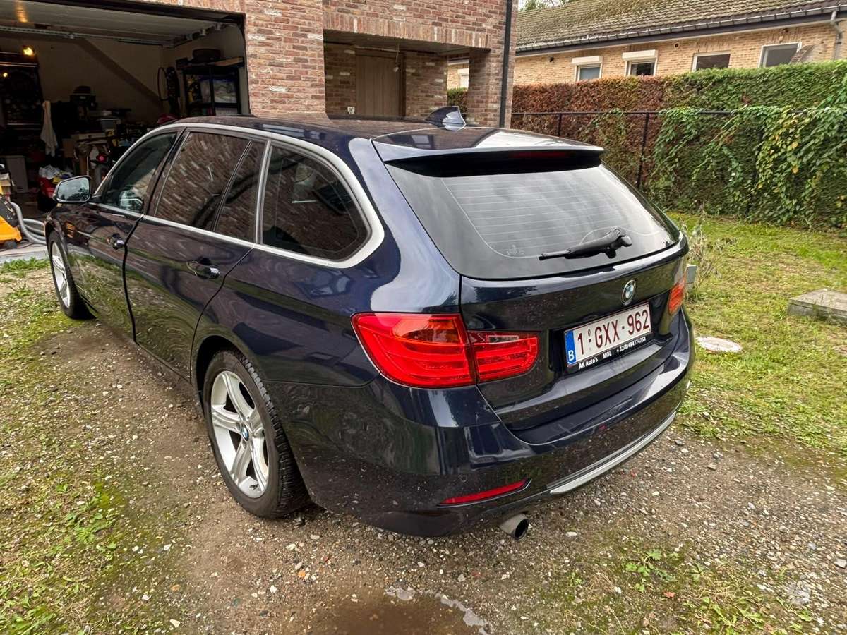 BMW 320 2014 — вигляд ззаду