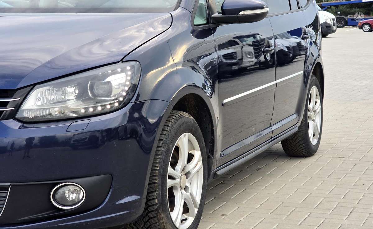 Volkswagen Touran 2011 — вигляд ззаду