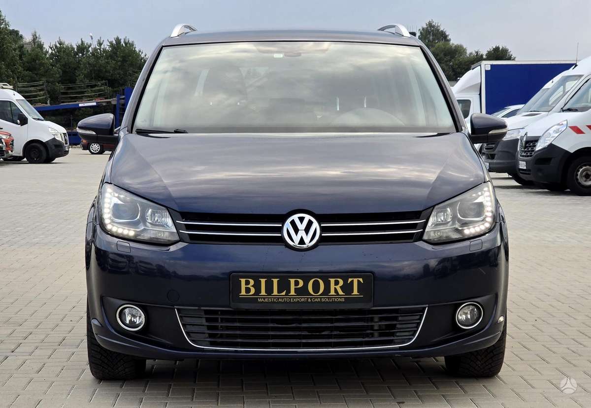 Volkswagen Touran 2011 — салон