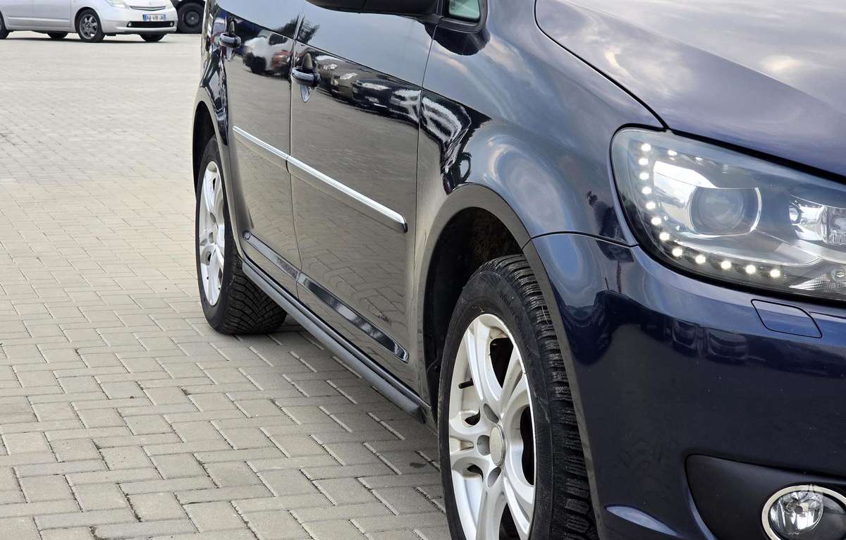 Volkswagen Touran 2011 — двигун 1598 cm³, 105 HP (77kW)