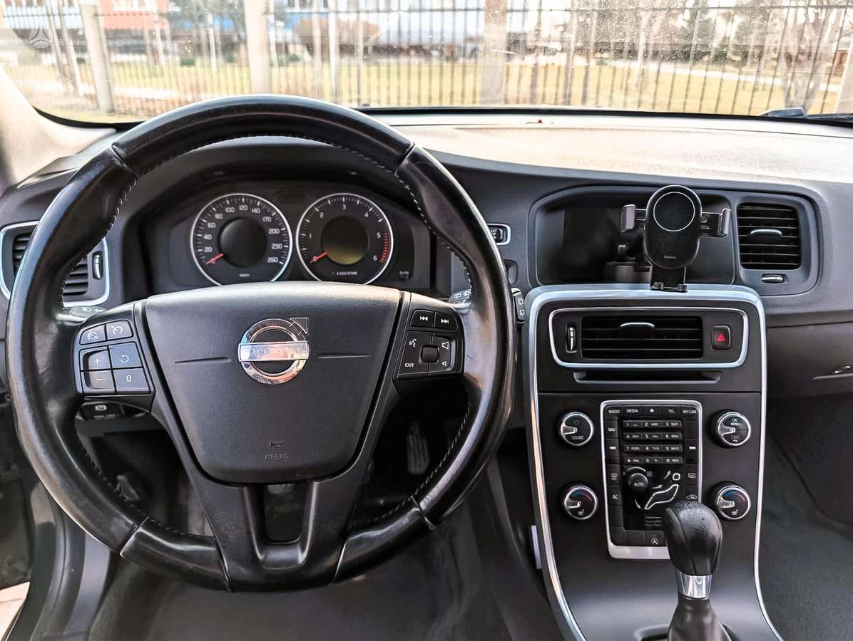 Volvo V60 2013 — салон