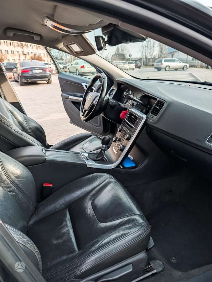 Volvo V60 2013 — двигун 1560 cm³, 116 HP (85kW)