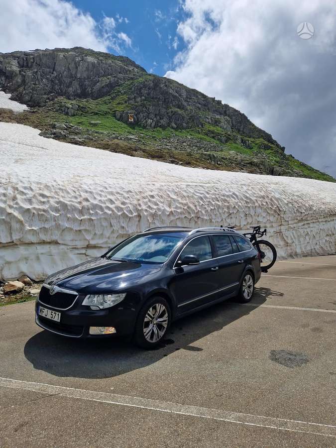 Skoda Superb 2012 — rear view