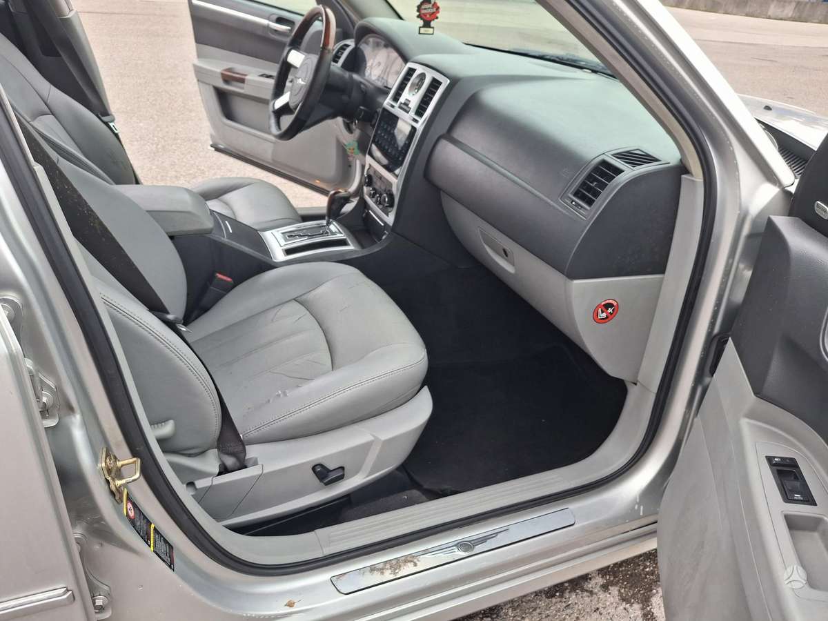 Chrysler 300C 2007 — photo 9