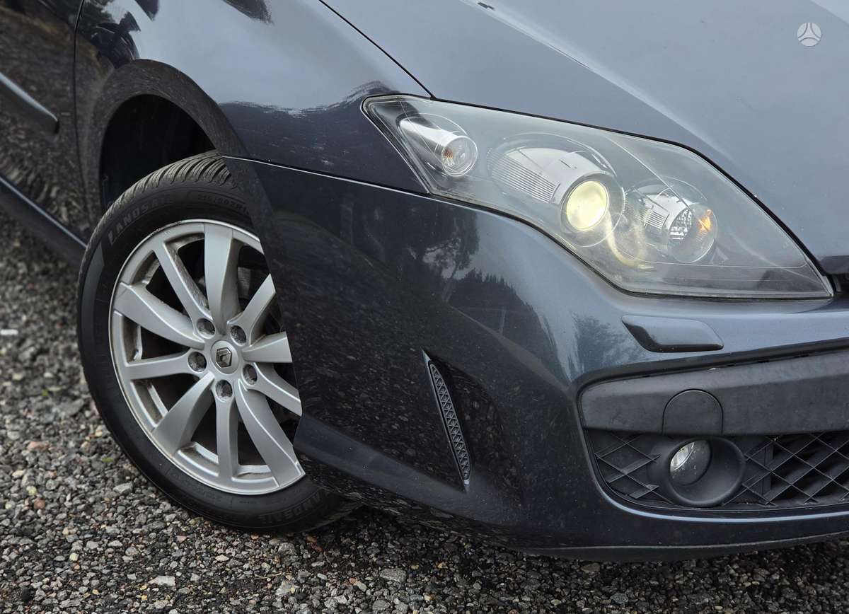 Renault Laguna 2010 — photo 12