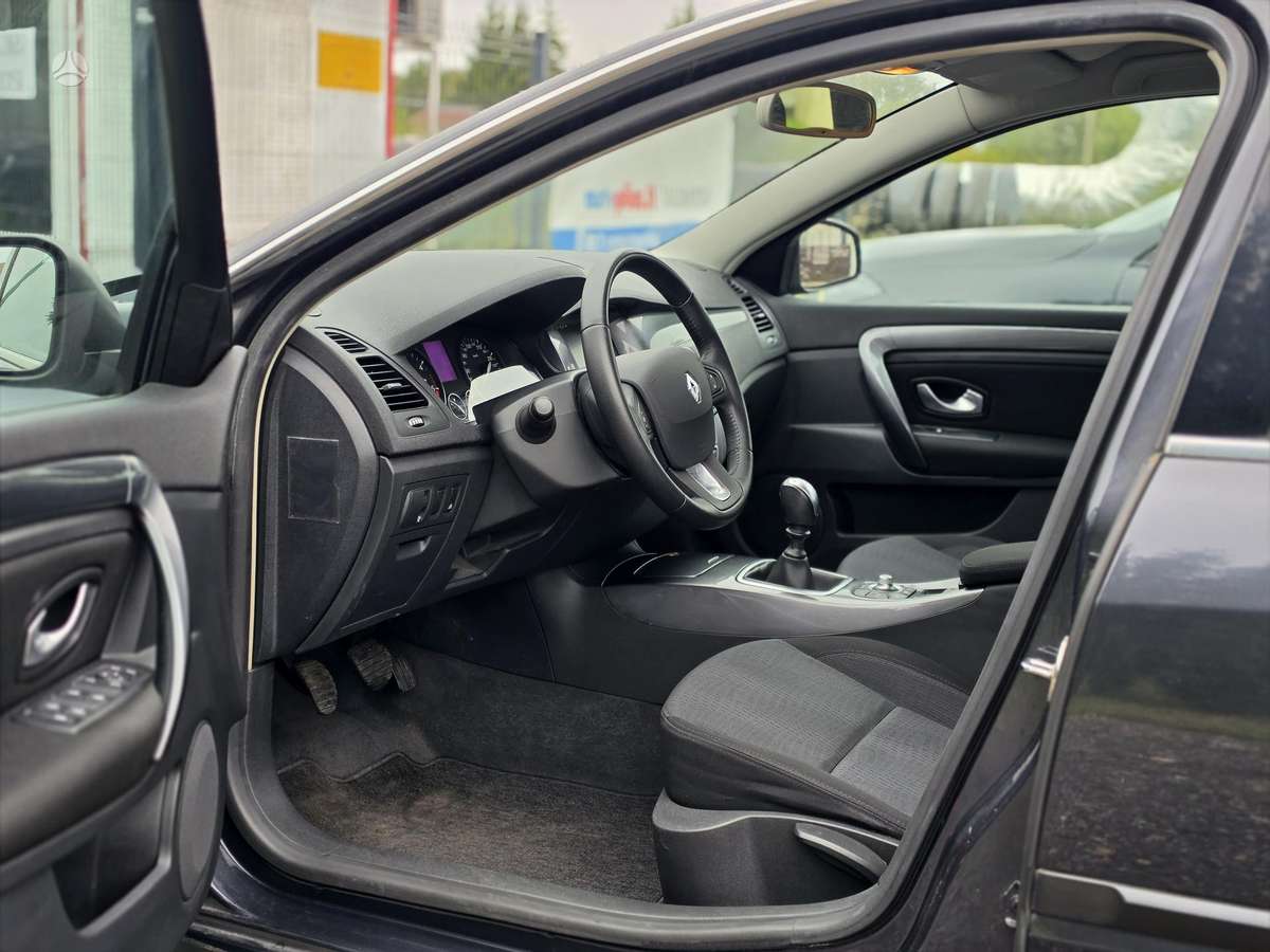 Renault Laguna 2010 — photo 16