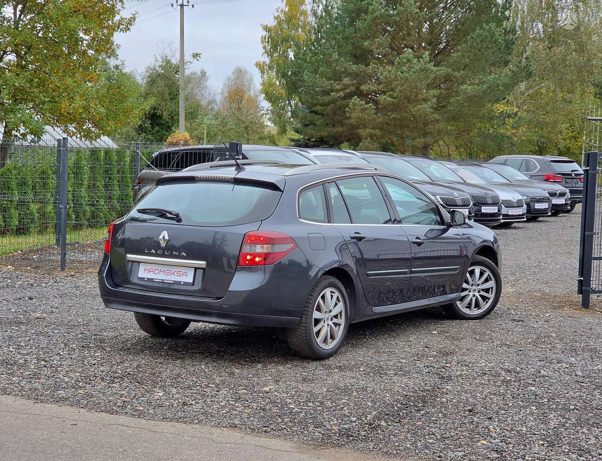 Renault Laguna 2010 — rear view