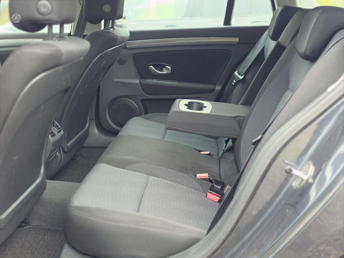 Renault Laguna 2010 — photo 21