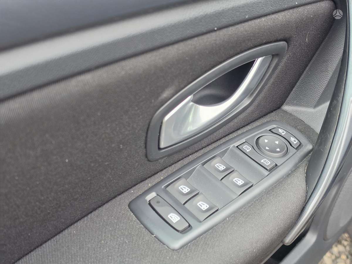 Renault Laguna 2010 — photo 23