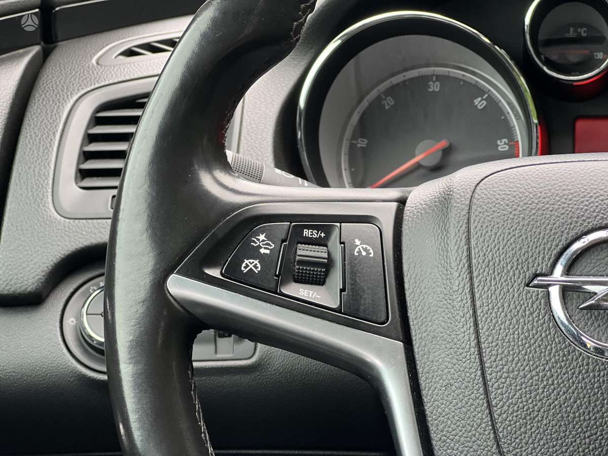Opel Insignia 2012 — photo 16