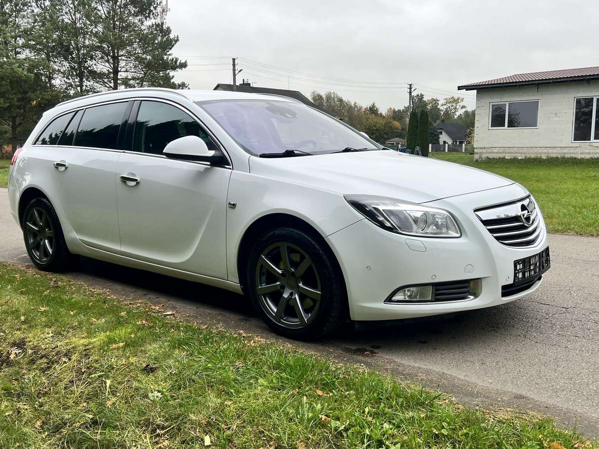 Opel Insignia 2012 — rear view