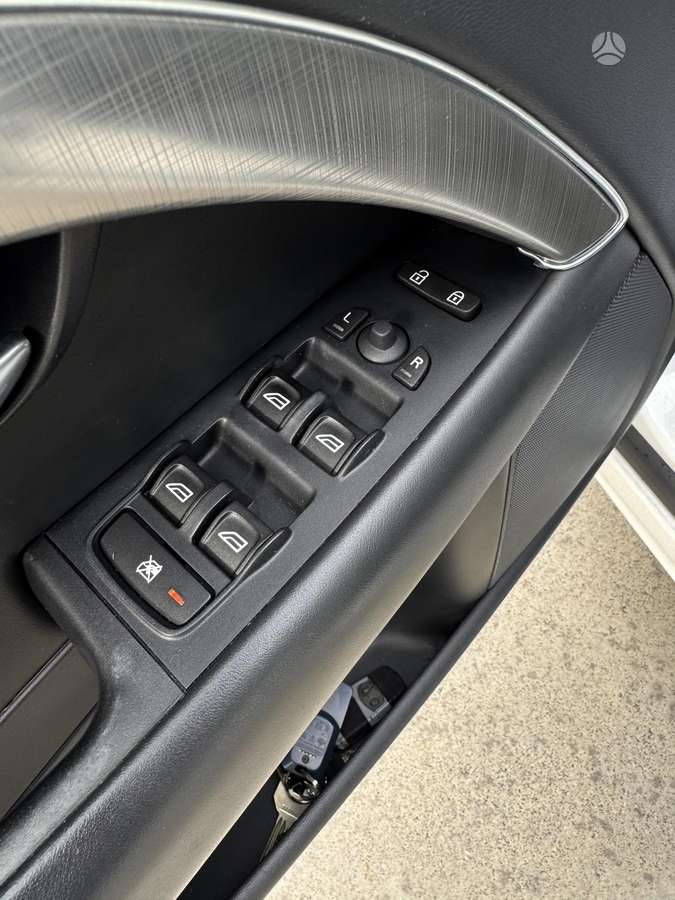Volvo V70 2009 — photo 17
