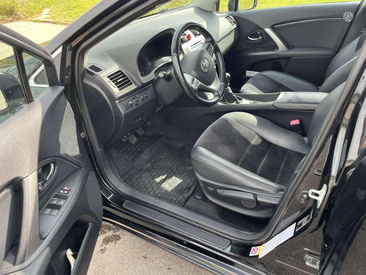 Toyota Avensis 2014 — interior