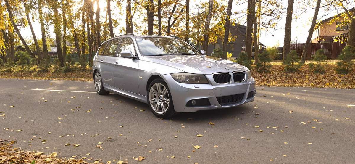 BMW 320 2011 — вигляд ззаду