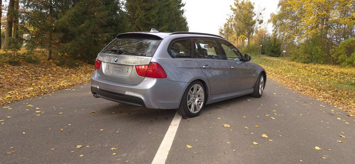 BMW 320 2011 — салон