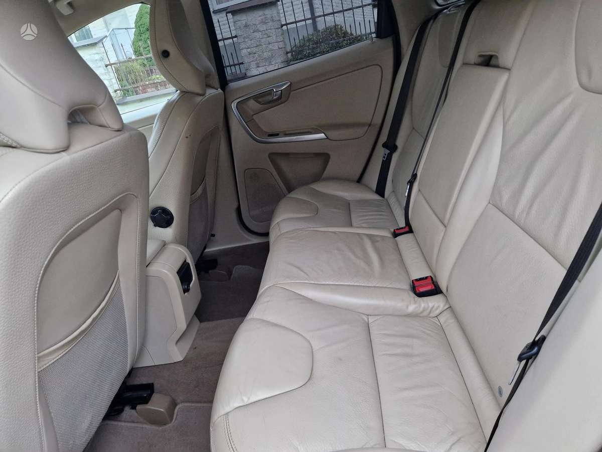 Volvo XC60 2011 — photo 8