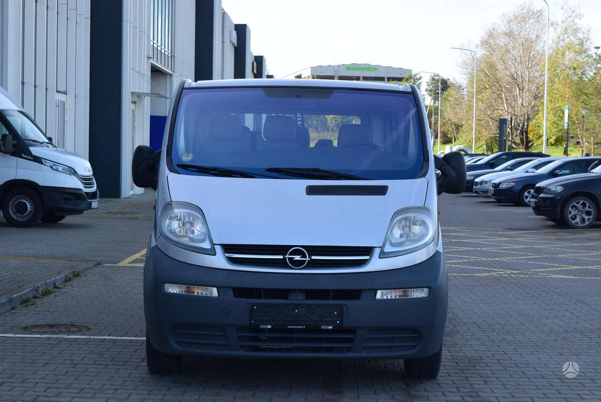 Opel Vivaro 2005 — rear view