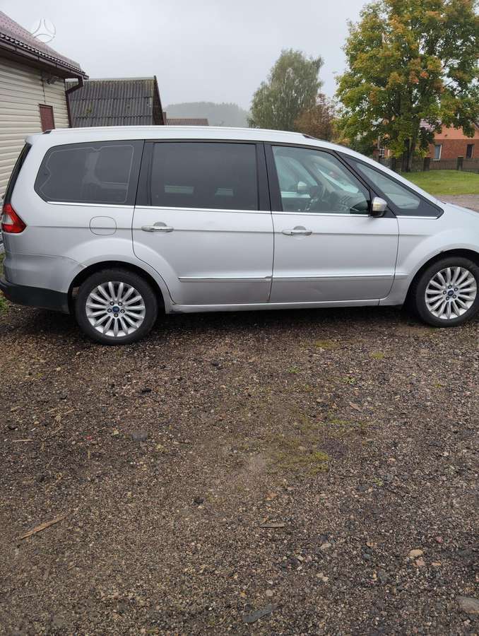 Ford Galaxy 2012 — rear view
