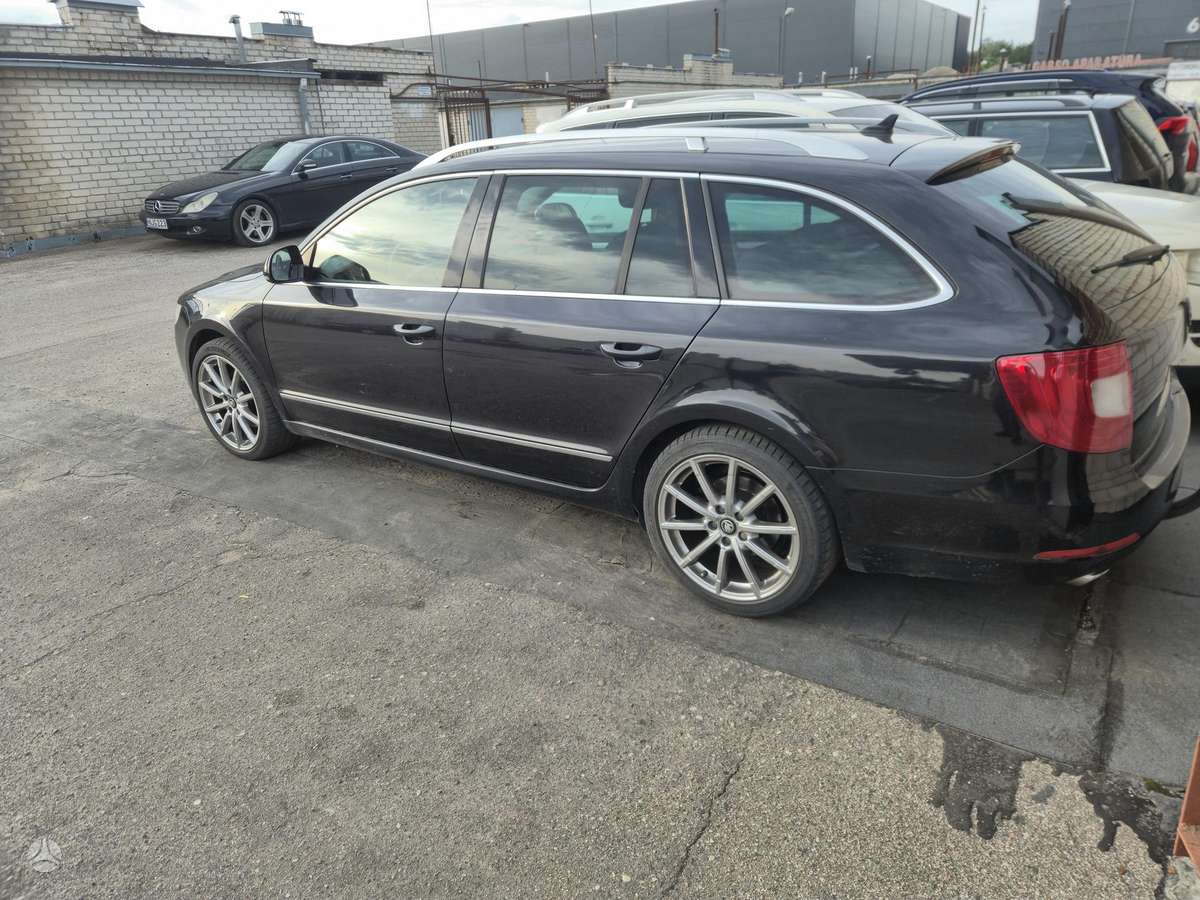Skoda Superb 2010 — вигляд ззаду
