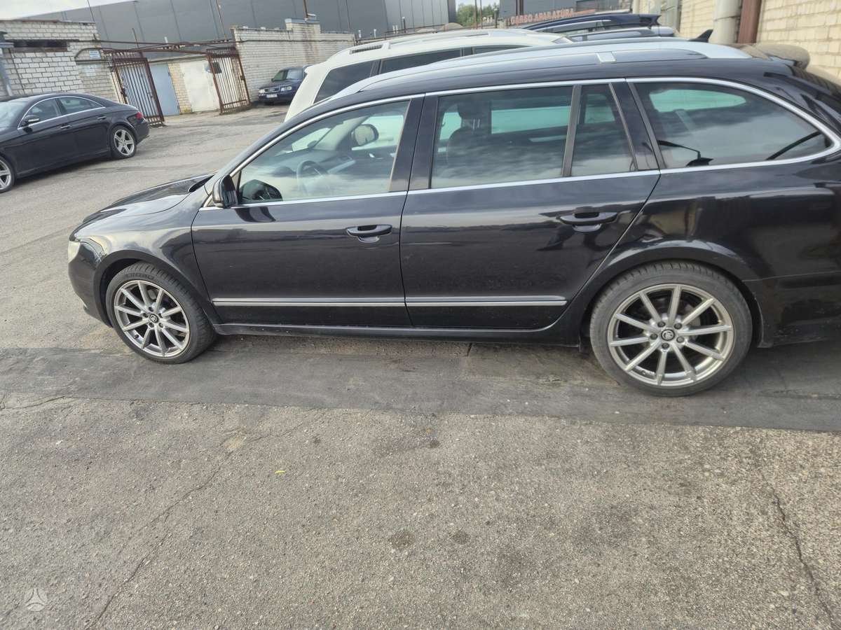 Skoda Superb 2010 — салон